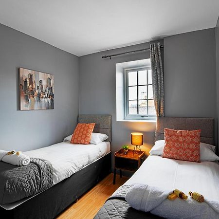 The Penthouse Gathering - Town Centre - Sleeps Up To 16 Wrexham Exterior photo
